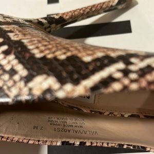 Pumps snake print